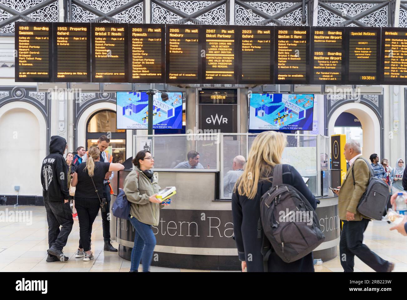 London UK. 5. Juli. Pendler und Reisende überprüften ihre Abfahrtszeiten am LED-Bildschirm, einige fuhren am Bahnhof Paddington umher, während Aslef bei den großen Eisenbahnunternehmen Überstundenverbot durchführte. Kredit: Glosszoom/Alamy Live News Stockfoto