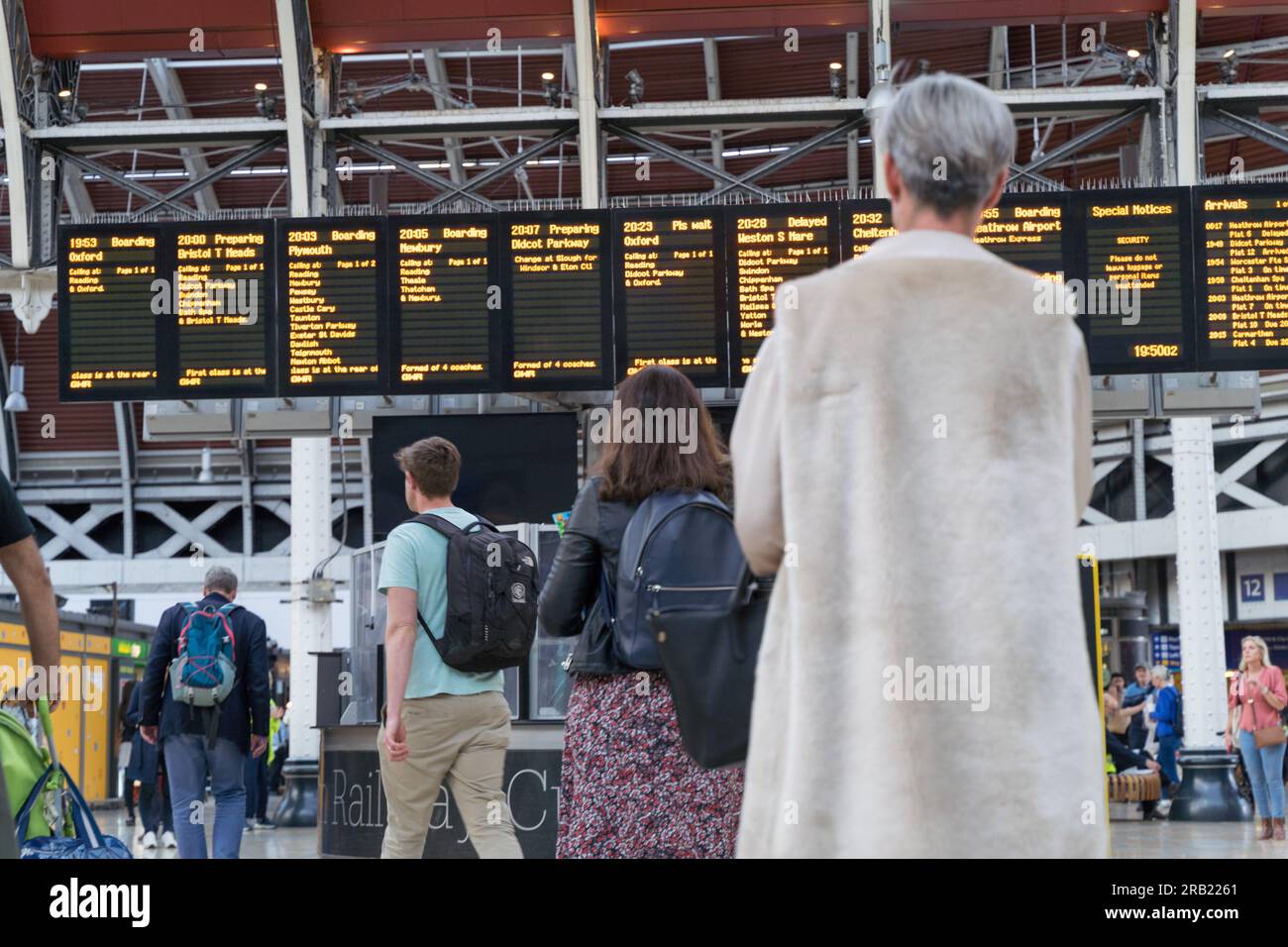 London UK. 5. Juli. Pendler und Reisende überprüften ihre Abfahrtszeiten am LED-Bildschirm, einige fuhren am Bahnhof Paddington umher, während Aslef bei den großen Eisenbahnunternehmen Überstundenverbot durchführte. Kredit: Glosszoom/Alamy Live News Stockfoto