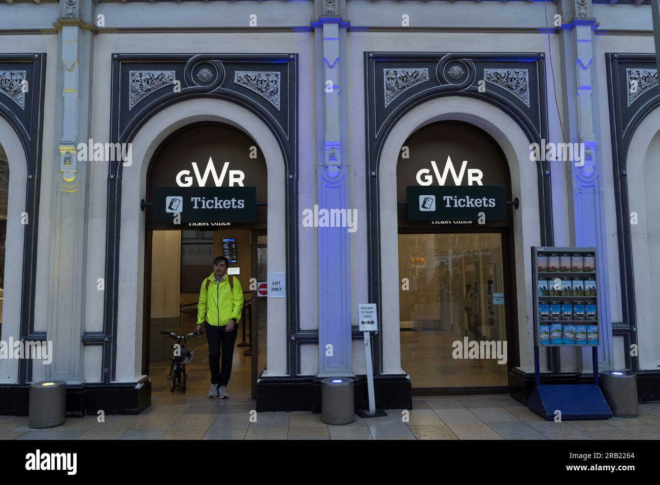 London UK. 5. Juli. Ein Mann, der ein Fahrrad schiebt, geht durch die Tür zum Ticketschalter an der GWR-Station. Pendler und Reisende sind am Bahnhof Paddington umher gerannt, während Aslef bei den großen Eisenbahnunternehmen ein Überstundenverbot verhängt und Eisenbahnunternehmen die Schließung von Fahrkartenbüros planen. Kredit: Glosszoom/Alamy Live News Stockfoto