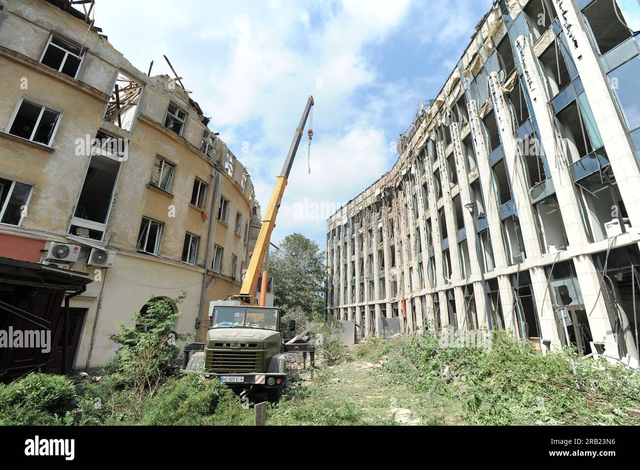 Lemberg, Ukraine. 06. Juli 2023. Blick auf ein beschädigtes Apartmenthaus. Die Russen starteten einen Raketenangriff auf die Ukraine. Der Feind hat Kalibr-Raketen vom Schwarzen Meer abgeschossen. Infolge des russischen Raketenangriffs auf Lemberg wurde ein Wohngebäude beschädigt. Die 3. Und 4. Etage in zwei Eingängen wurden zerstört. Bisher sind vier Menschen gestorben, und die Zahl der Verletzten ist auf 34 gestiegen. Kredit: SOPA Images Limited/Alamy Live News Stockfoto