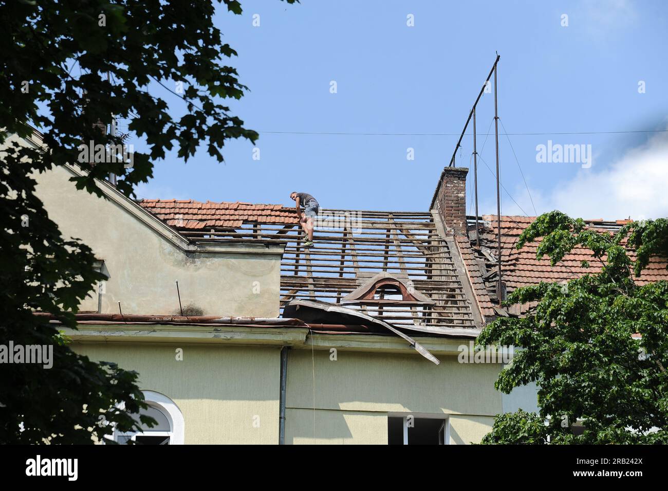 Lemberg, Ukraine. 06. Juli 2023. Blick auf ein beschädigtes Apartmenthaus. Die Russen starteten einen Raketenangriff auf die Ukraine. Der Feind hat Kalibr-Raketen vom Schwarzen Meer abgeschossen. Infolge des russischen Raketenangriffs auf Lemberg wurde ein Wohngebäude beschädigt. Die 3. Und 4. Etage in zwei Eingängen wurden zerstört. Bisher sind vier Menschen gestorben, und die Zahl der Verletzten ist auf 34 gestiegen. (Foto: Mykola Tys/SOPA Images/Sipa USA) Guthaben: SIPA USA/Alamy Live News Stockfoto