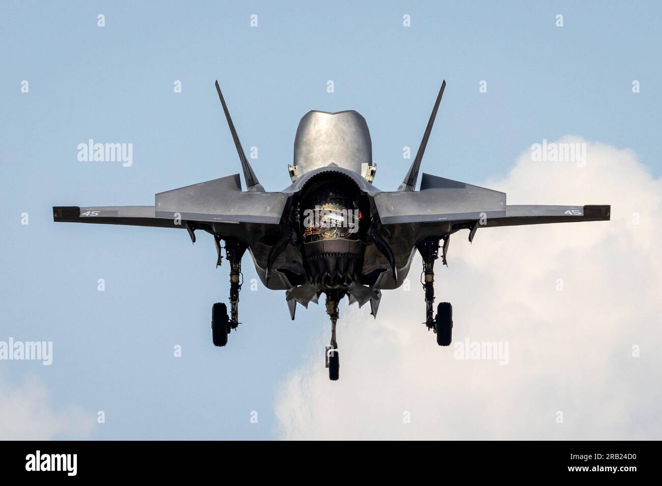 Der Hochgeschwindigkeitsjet, der vorbeifliegt. Stockfoto