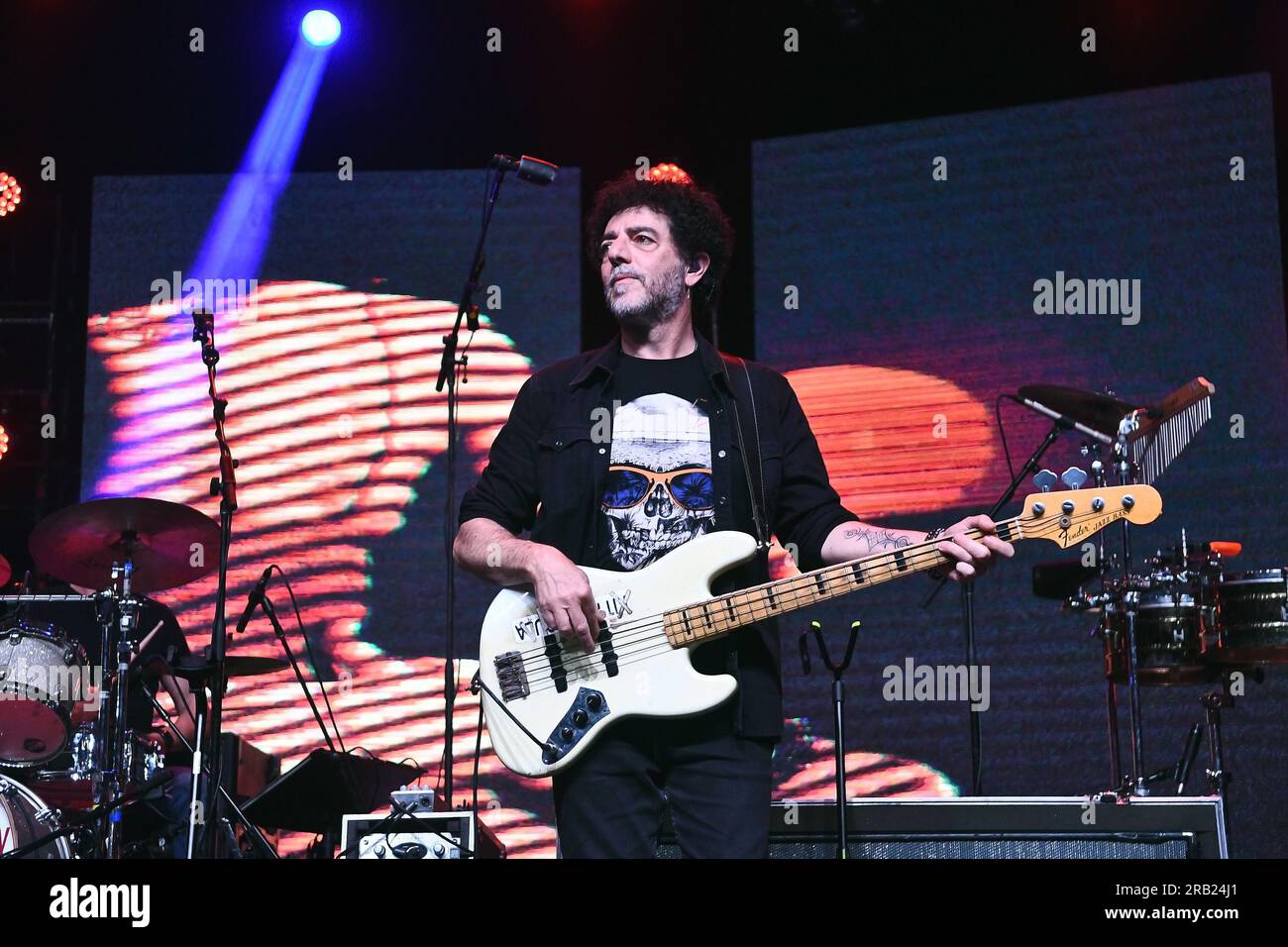 Rio de Janeiro, 6. Mai 2023. Bassist Max Gazze, während der Show der Band Dire Straits in Qualistage in Rio de Janeiro. Stockfoto