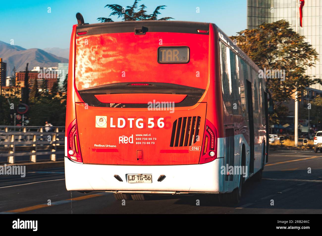 Santiago, Chile - März 10 2023: Öffentlicher Nahverkehr Transantiago oder Red Metropolitana de Movilidad, Bus auf der Route C02 Stockfoto