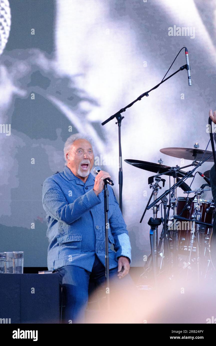 Greenwich London, Großbritannien. 6. Juli 2023. Tom Jones tritt bei Greenwich Summer Sounds vor Tausenden von Fans auf, die von Scouting for Girls unterstützt werden. Credit: Paul Chambers/Alamy Live News Stockfoto