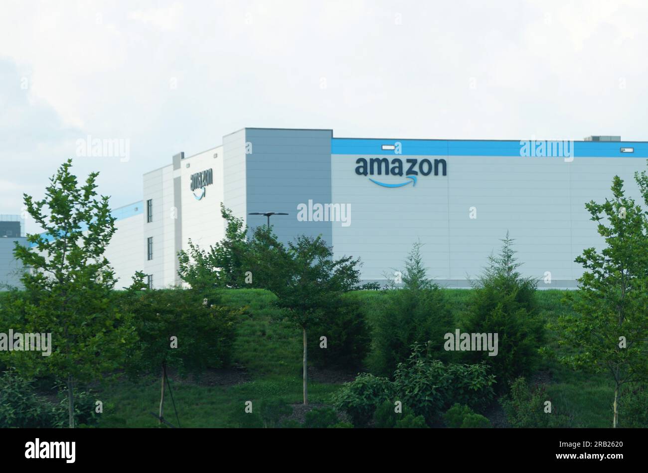 Newport, Delaware, USA - 4. Juli 2023 - die Fernansicht des Amazon-Lagers Stockfoto