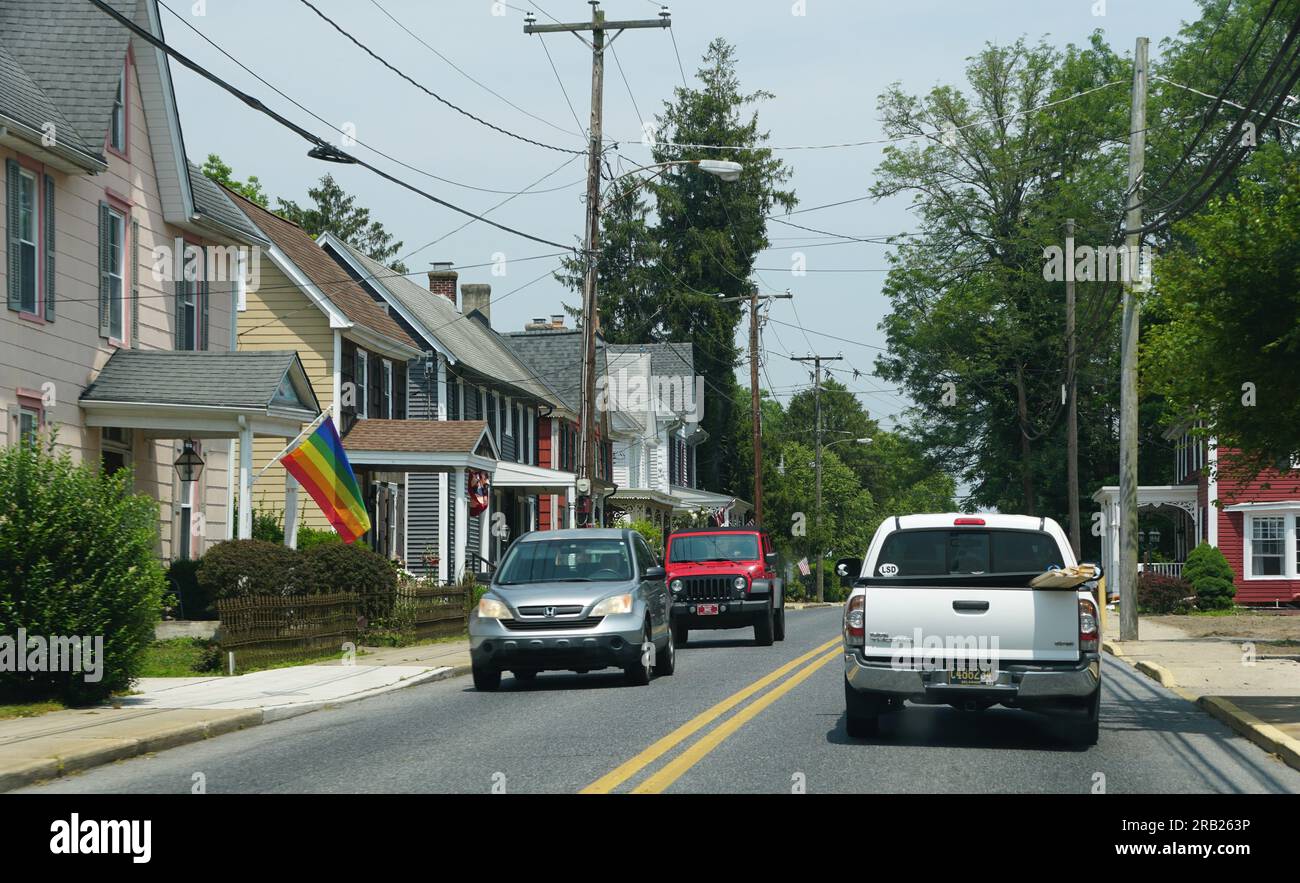 Milton, Delaware, USA - 18. Juni 2023 - der Blick auf den Verkehr auf der Hauptstraße und dem Stadtviertel Stockfoto