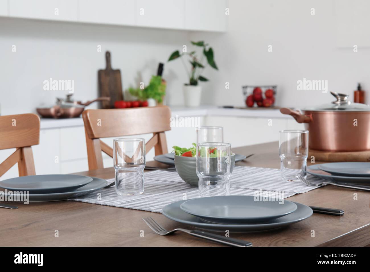 Holzinsel zum Abendessen in moderner Küche Stockfoto