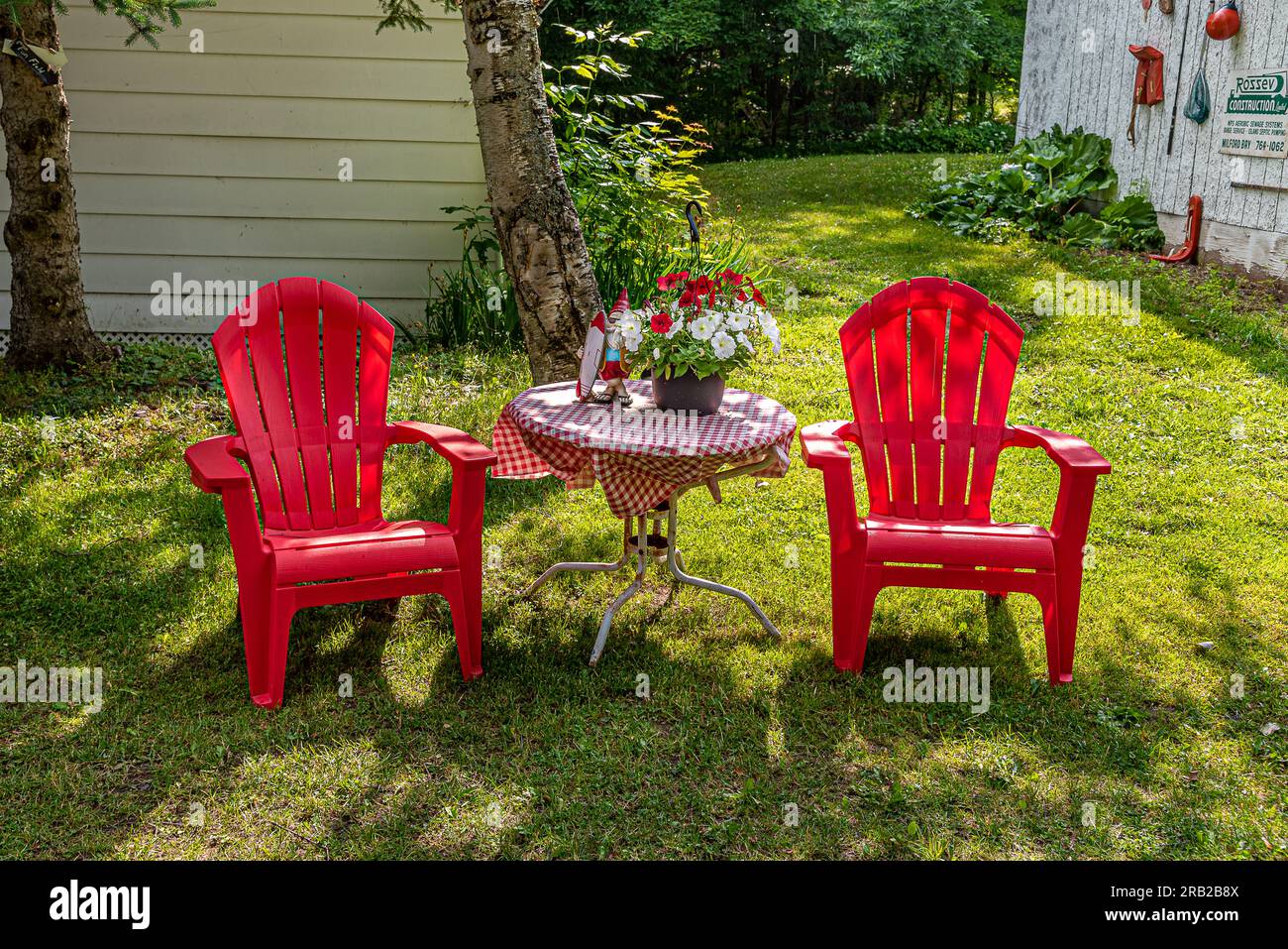 Plastikstühle für Touristen. Eine Blumenflasche auf dem Tisch. Muskoka District - eine Verwaltungseinheit der kanadischen Provinz Ontario. Stockfoto