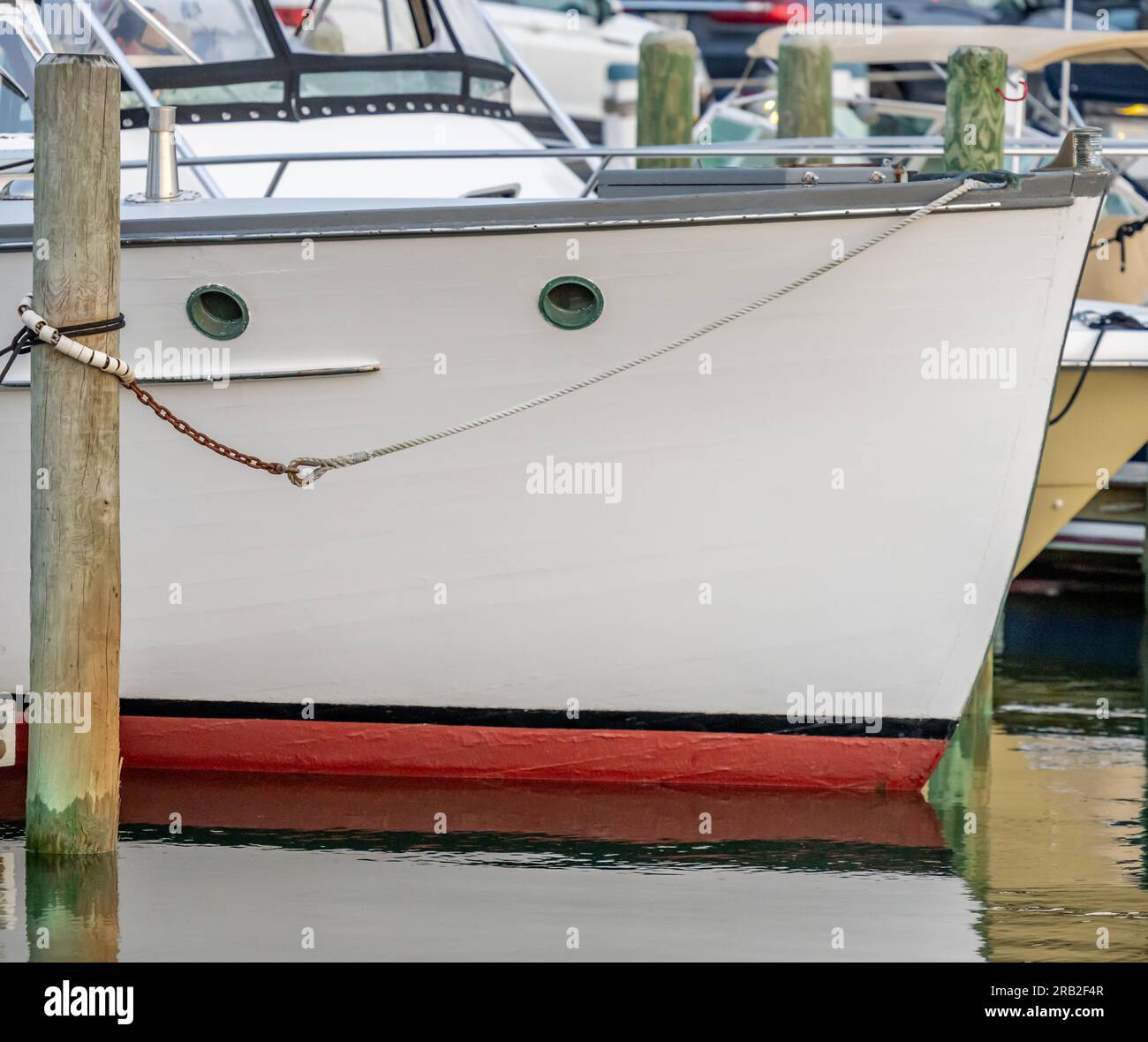 Detailbild des Bugs eines weißen Boots in einem Hafen von sag Stockfoto