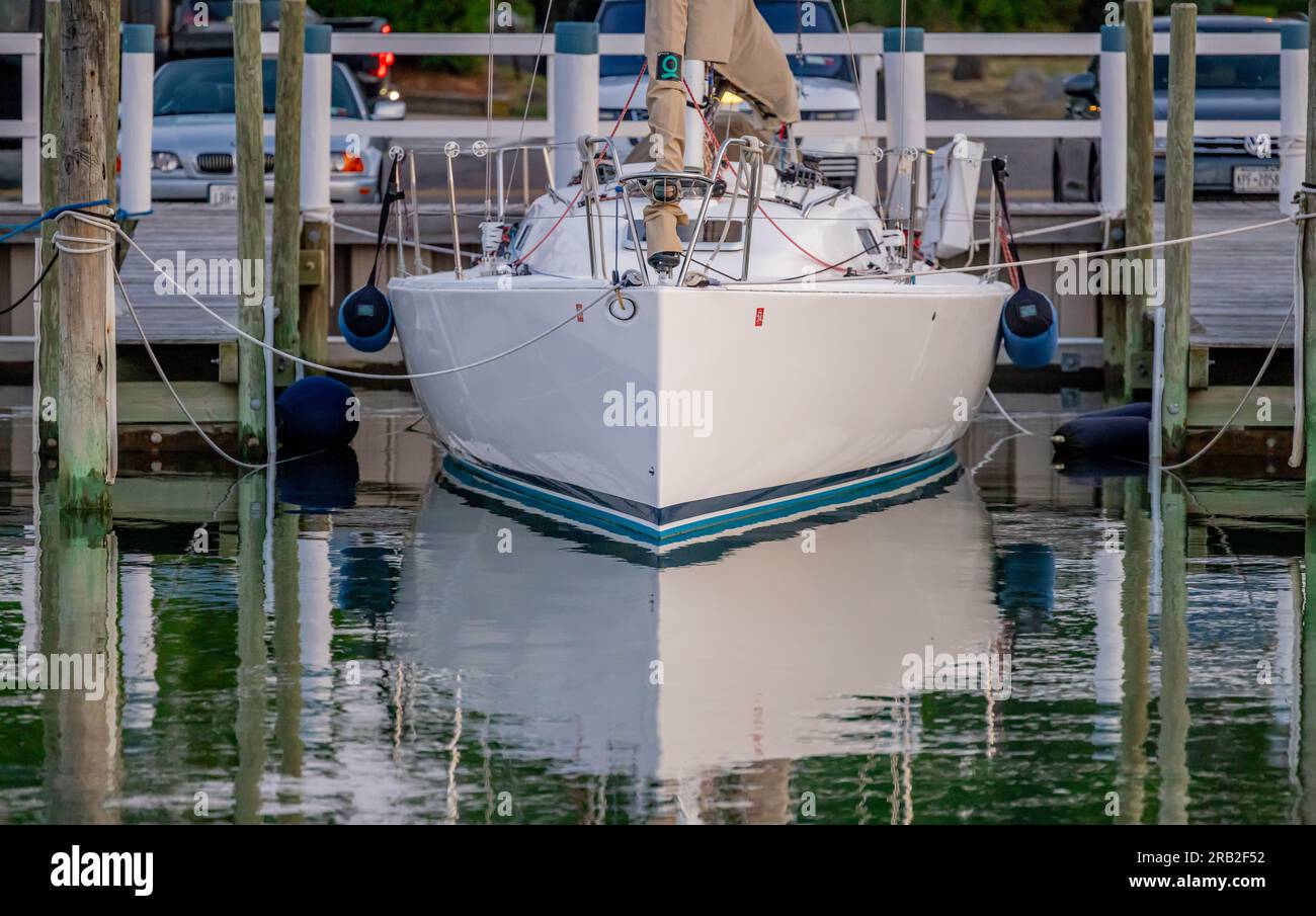 Weißes Segelboot in einem Slip im Hafen von sag, ny Stockfoto