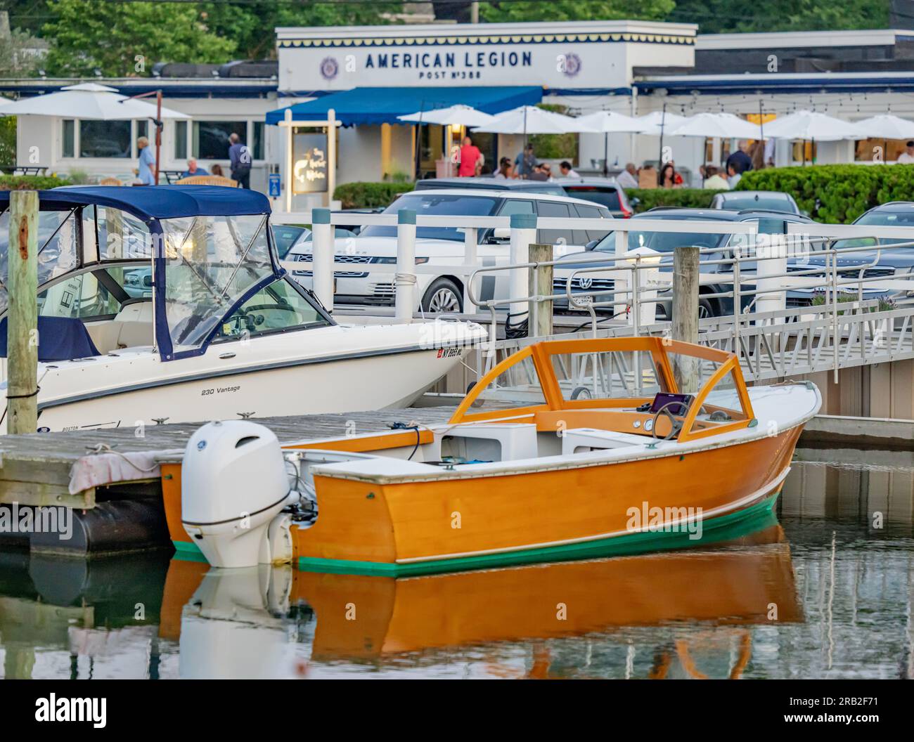 Kleines Motorboot an den Docks in Sag Harbor, ny Stockfoto