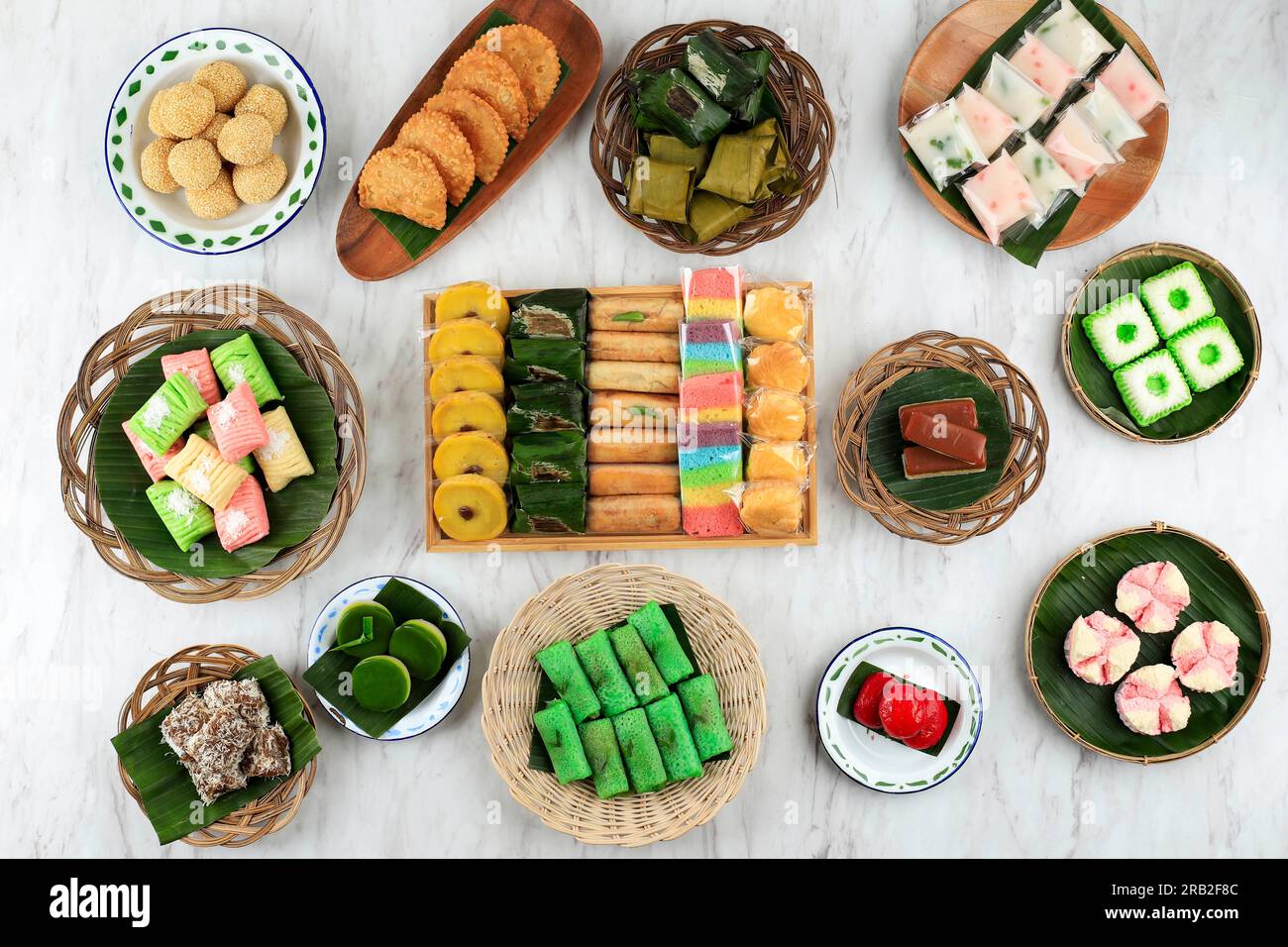 Jajanan Pasar, verschiedene und farbenfrohe traditionelle indonesische Snacks. Draufsicht Stockfoto