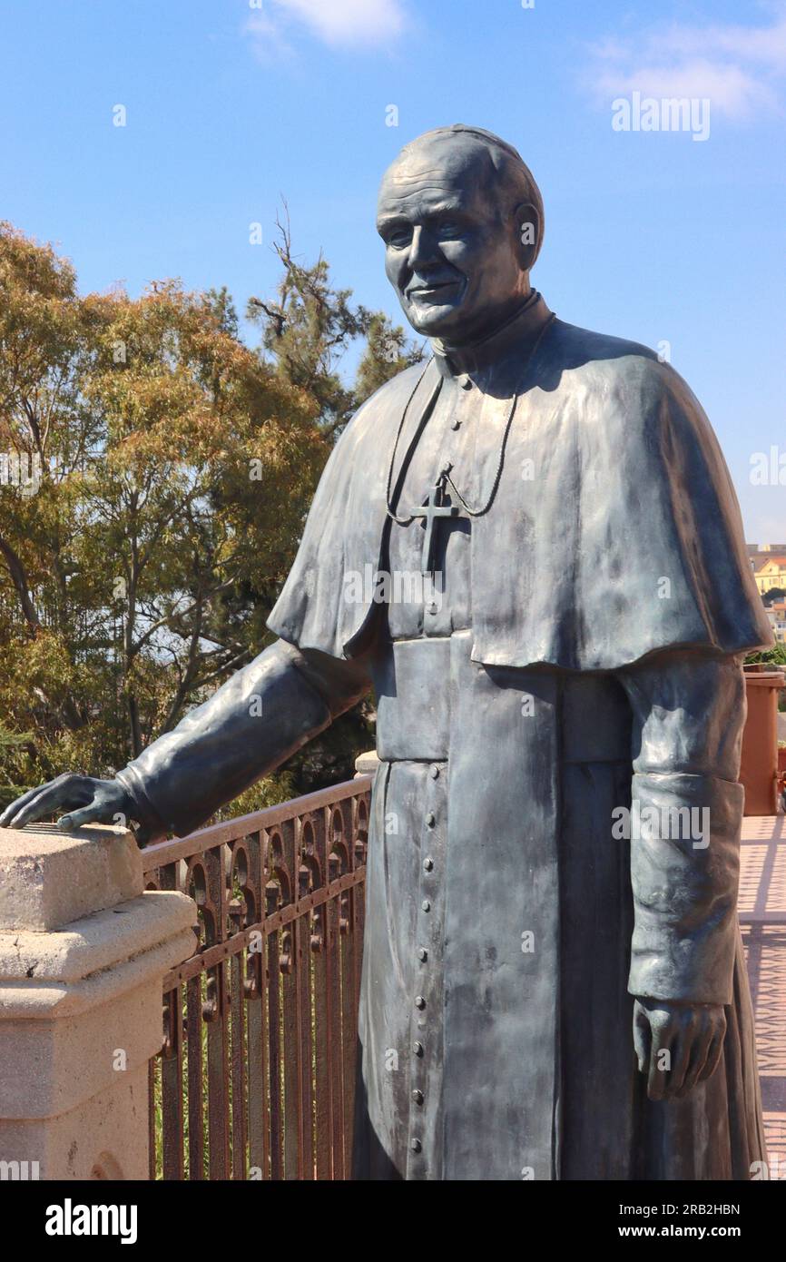Lebensgroßes Denkmal von Papst Johannes Paul II., errichtet nach seinem Besuch im Jahr 1988 im Heiligtum der Madonna von Montalto, Messina, Sizilien, Italien, April 202. Stockfoto
