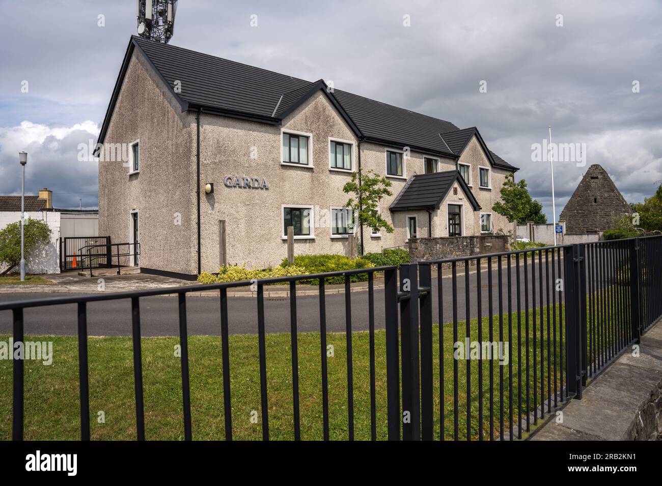 Kells, County Meath, Irland, 26. Juni 2023. Frontalansicht von Kells Garda Station, Polizeirevier Stockfoto