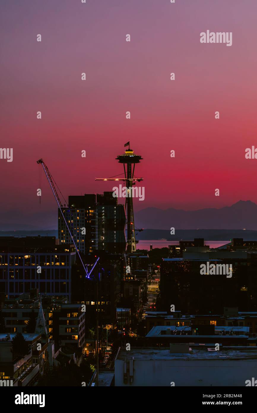Blick auf den rosa Sonnenuntergang, Seattle Space Needle, Bauarbeiten im Stadtzentrum vom Capitol Hill Viertel Stockfoto