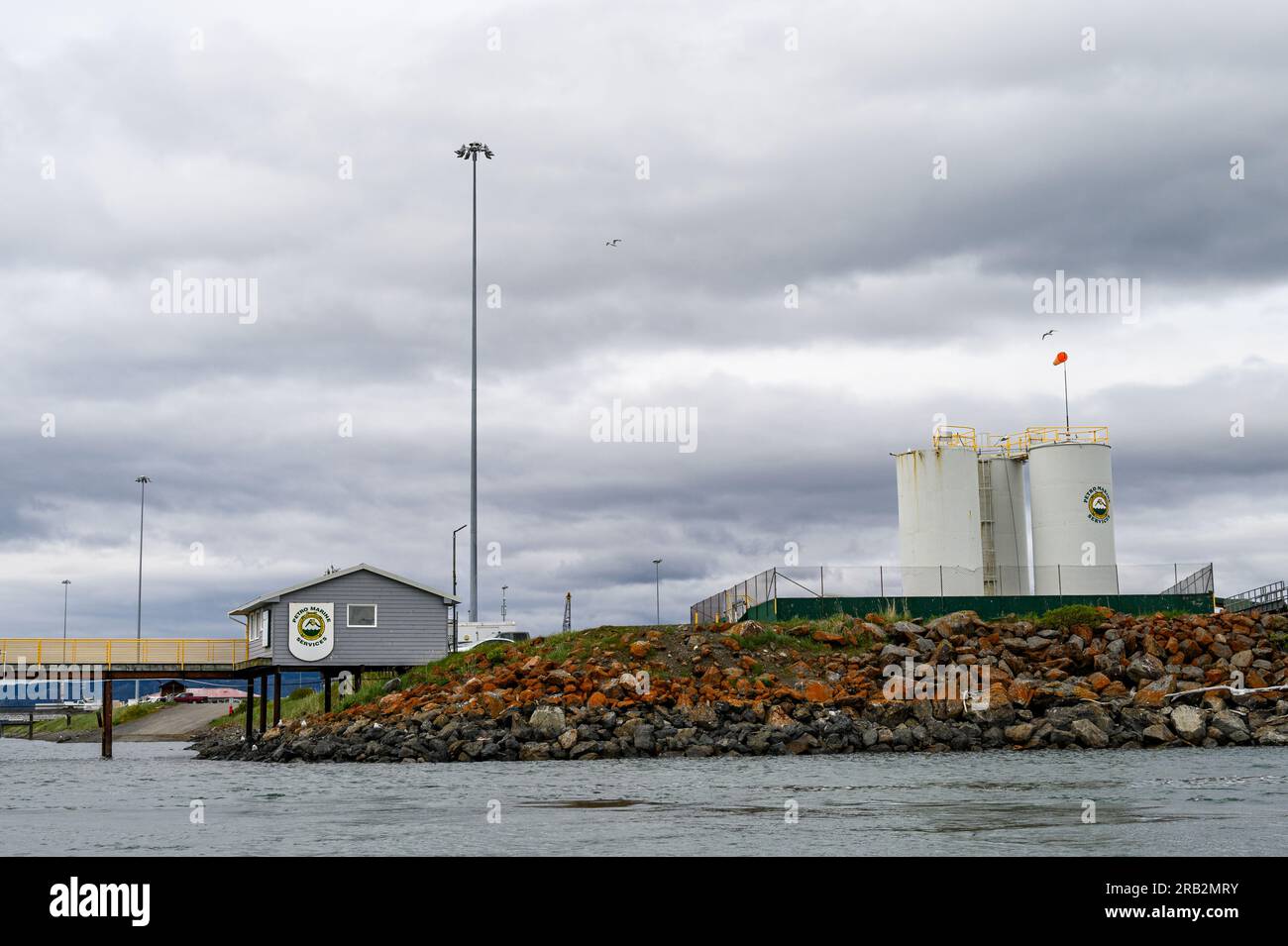 HOMER, AK, USA – 3. JUNI 2023: Homer Port & Harbor, Petro Marine Services Kraftstofflager und Dock Stockfoto