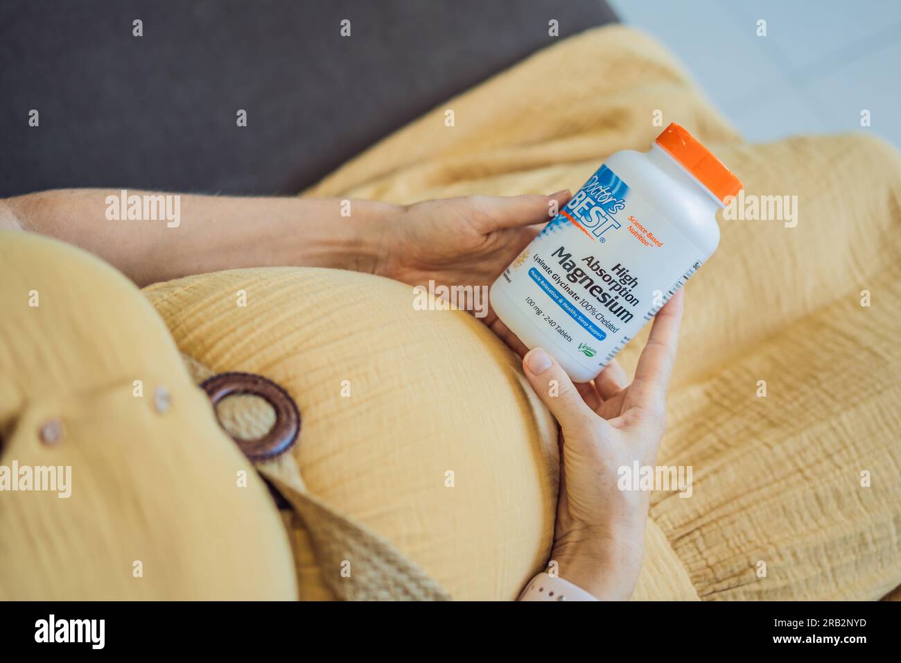 12.16.22, USA, Miami: Eine schwangere Frau erhielt ein iherb-Paket. Das beste hochabsorbierende Magnesium des Arztes. Vitamine und Mineralien für eine gesunde Stockfoto