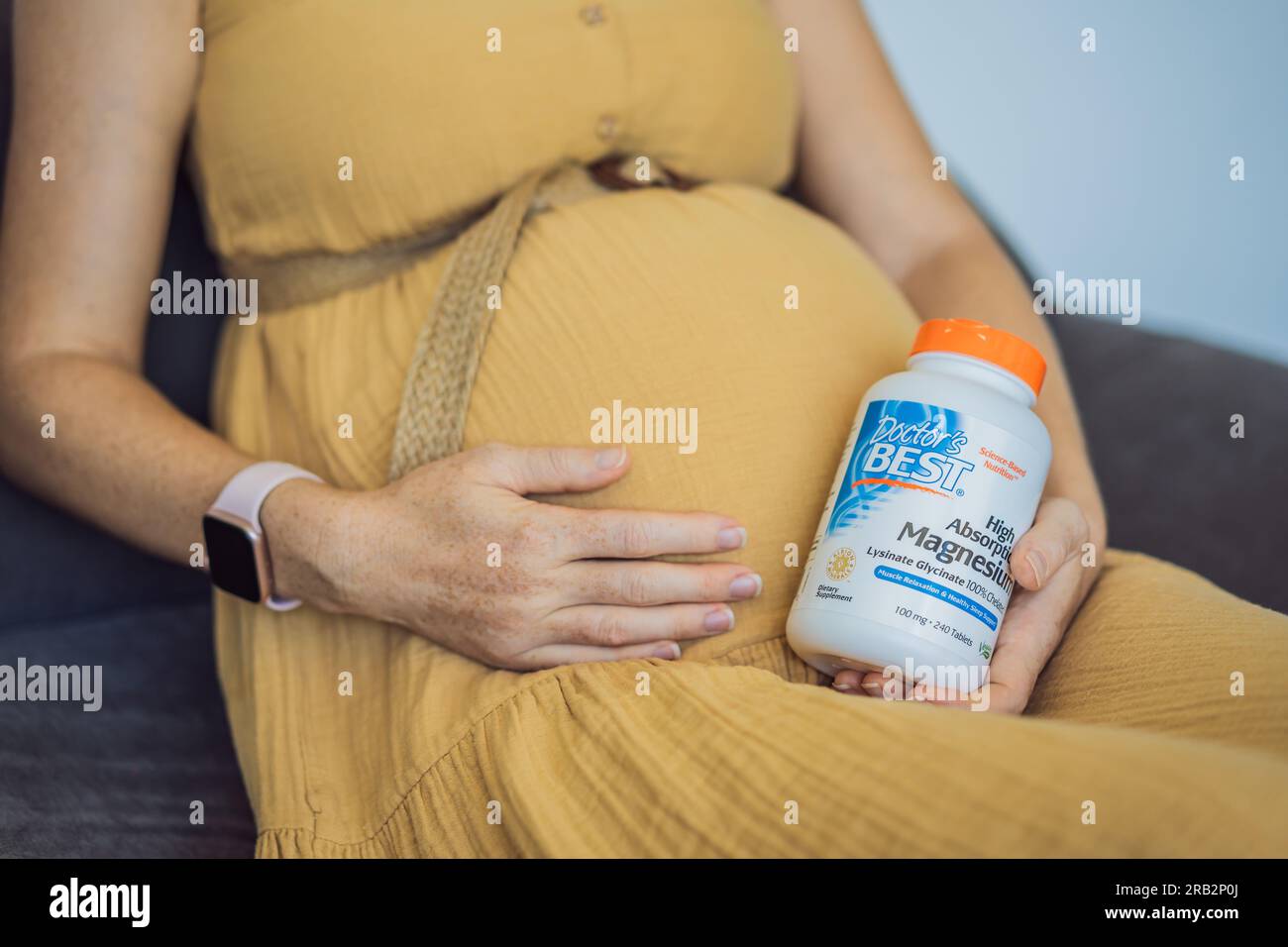 12.16.22, USA, Miami: Eine schwangere Frau erhielt ein iherb-Paket. Das beste hochabsorbierende Magnesium des Arztes. Vitamine und Mineralien für eine gesunde Stockfoto