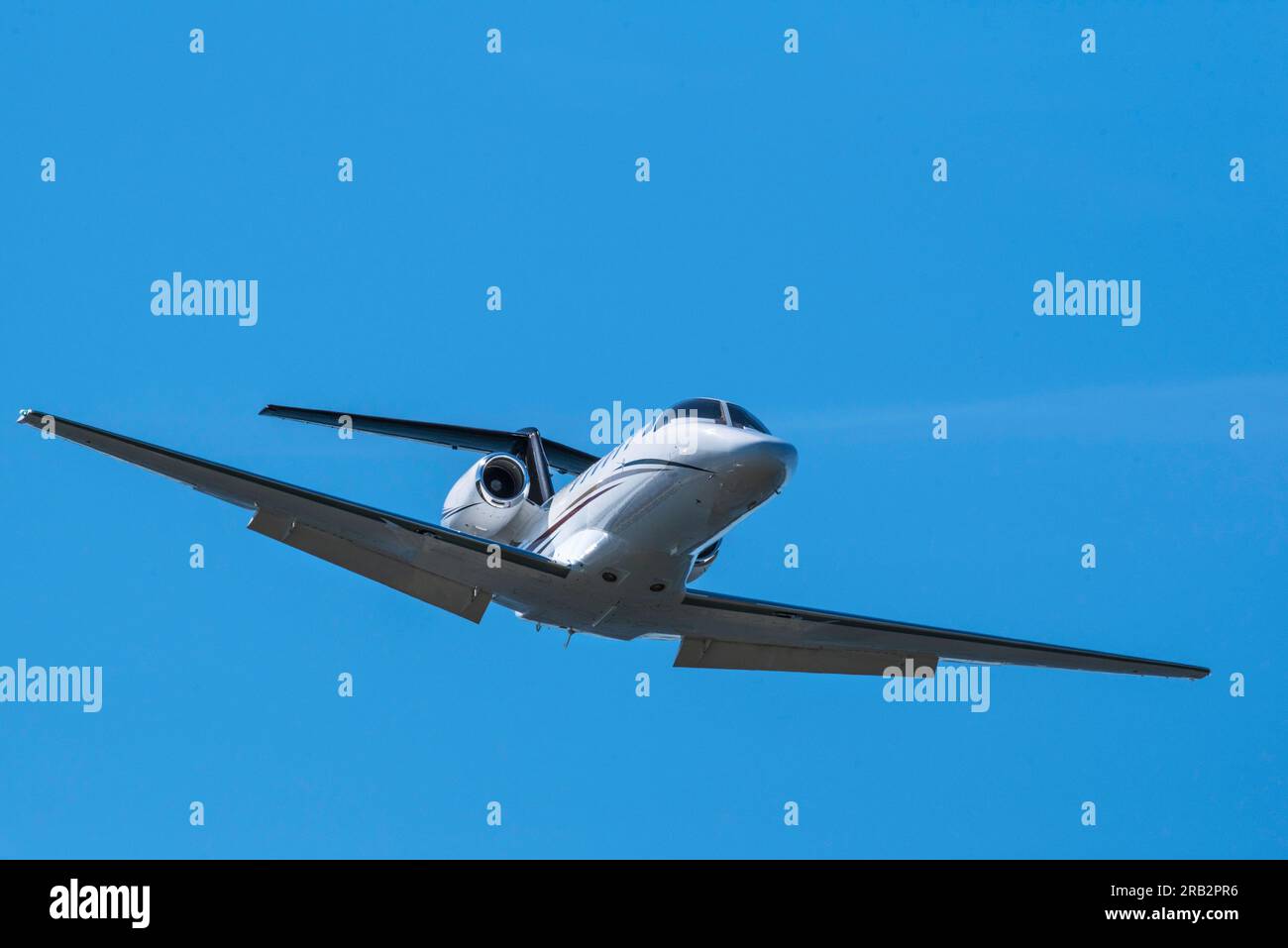 Scharfes Teleobjektiv eines privaten Düsenflugzeugs im Flug, Victoria, BC, Kanada Stockfoto