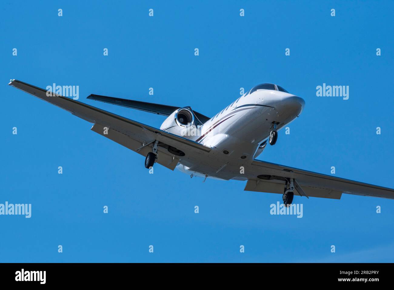 Scharfes Teleobjektiv eines privaten Düsenflugzeugs im Flug, Victoria, BC, Kanada Stockfoto