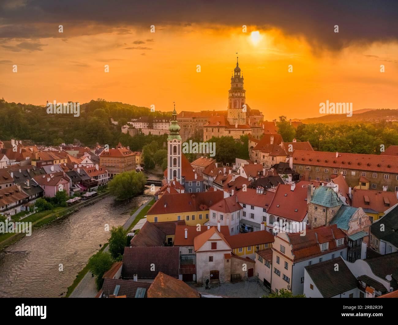 Mittelalterliche Burg von Cesky Krumlov mit orangefarbenem Sonnenuntergang Burg von Cesky Krumlov mit orangefarbenem Sonnenuntergang Stockfoto