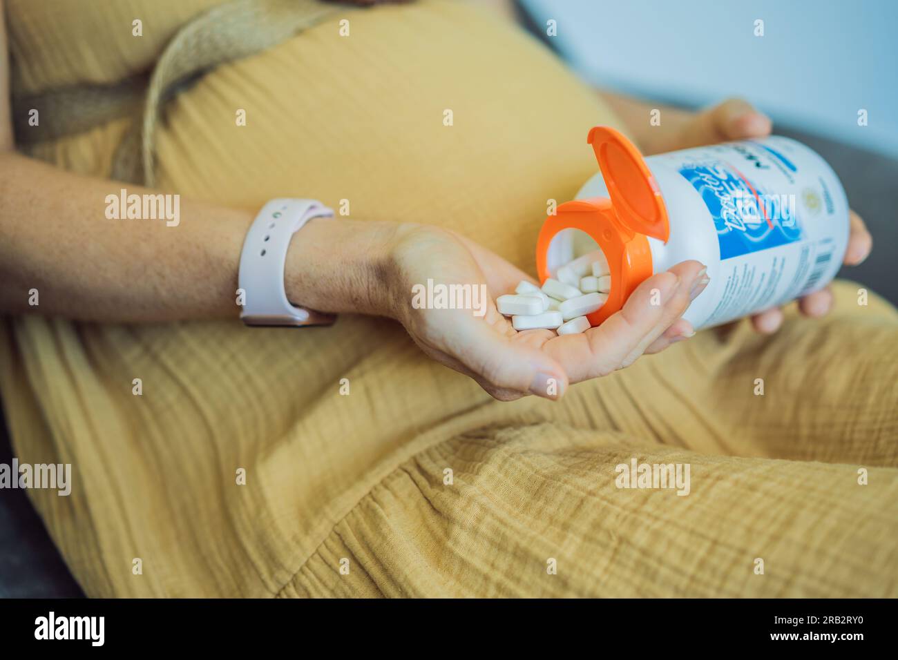 12.16.22, USA, Miami: Eine schwangere Frau erhielt ein iherb-Paket oder kaufte es bei Whole Foods. Das beste hochabsorbierende Magnesium des Arztes. Vitamine und Stockfoto