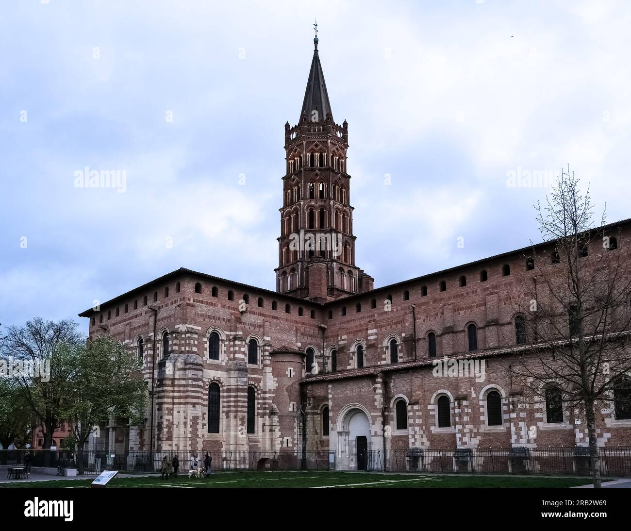 Architektonische Details der Basilika Saint-Sernin, einer Kirche in Toulouse, Frankreich, und der ehemaligen Abteikirche der Abtei Saint-Sernin Stockfoto