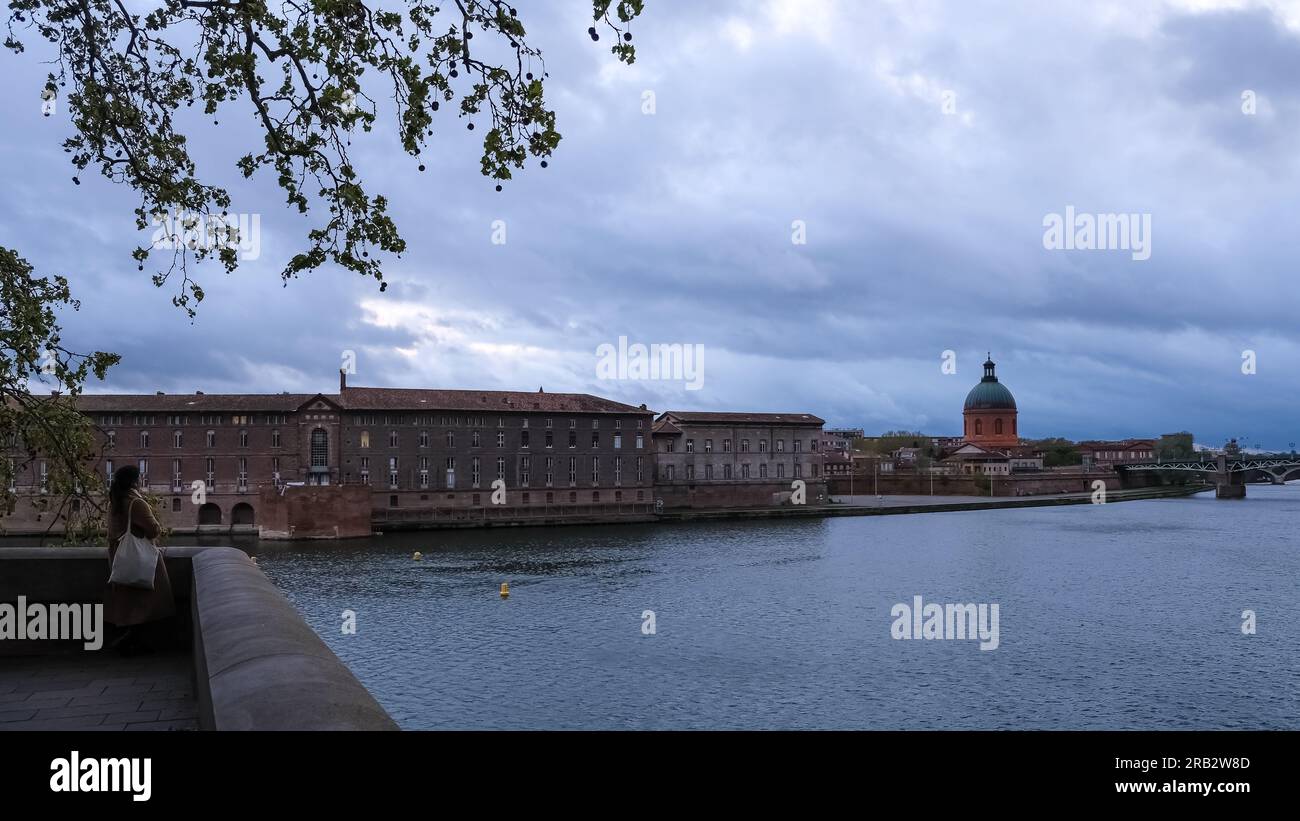 Blick auf das Ufer des Garonne River in Toulouse. Im Hintergrund das Hôpital de La Grave (Grabkrankenhaus). Stockfoto