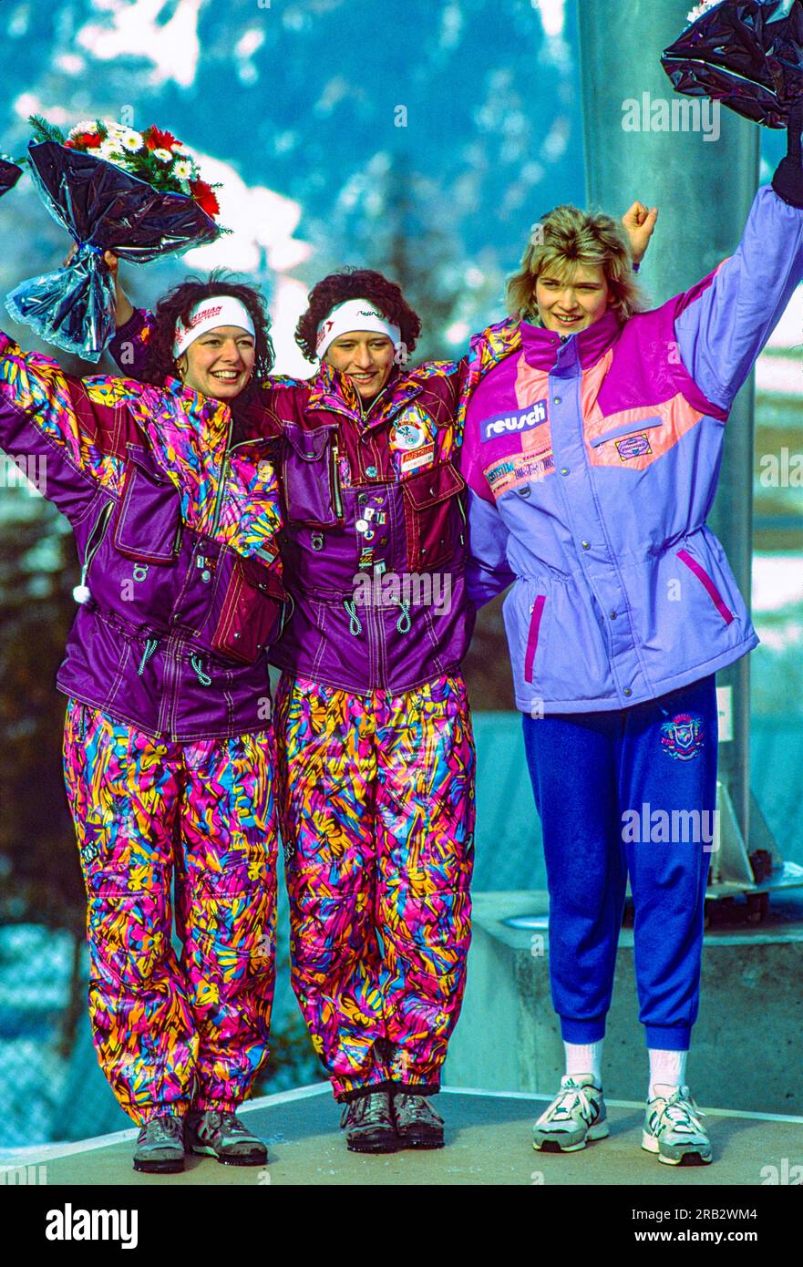 Doris Neuner (AUT) (C) Goldmedaillengewinnerin, Olympiameisterin mit ihrer Schwester Angelika Neuner (AUT) (L) Silbermedaillengewinnerin und Susi Erdmann (GER) Bronzemedaillengewinnerin, während des Frauen-Singles-Rodelwettbewerbs bei den Olympischen Winterspielen 1992 Stockfoto