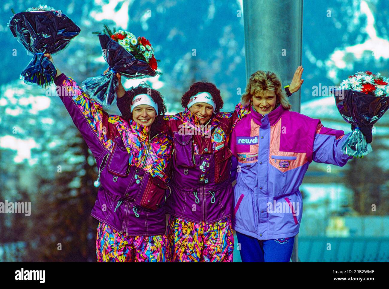 Doris Neuner (AUT) (C) Goldmedaillengewinnerin, Olympiameisterin mit ihrer Schwester Angelika Neuner (AUT) (L) Silbermedaillengewinnerin und Susi Erdmann (GER) Bronzemedaillengewinnerin, während des Frauen-Singles-Rodelwettbewerbs bei den Olympischen Winterspielen 1992 Stockfoto