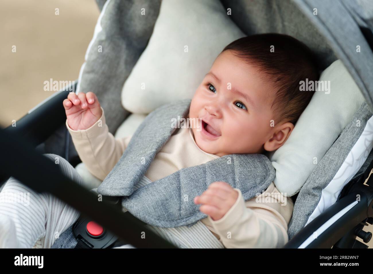 Glückliches Baby, das im Kinderwagen sitzt Stockfoto