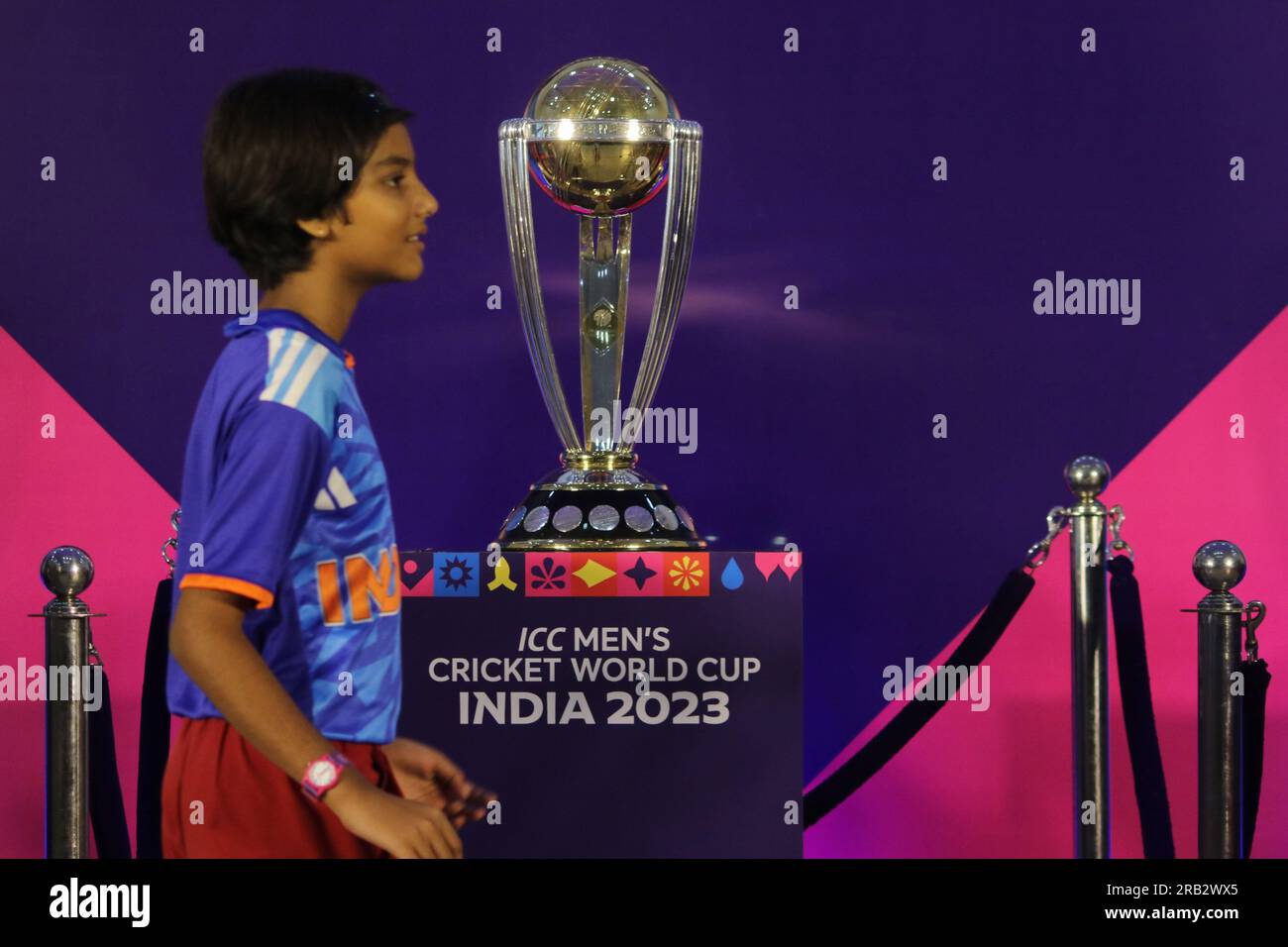 Nicht exklusiv: Juli 06,2023, Kolkata, Indien: Die Schüler werfen einen genaueren Blick auf die Trophäe der ICC Männer-Weltmeisterschaft des Internationalen Cricket-Rates Stockfoto
