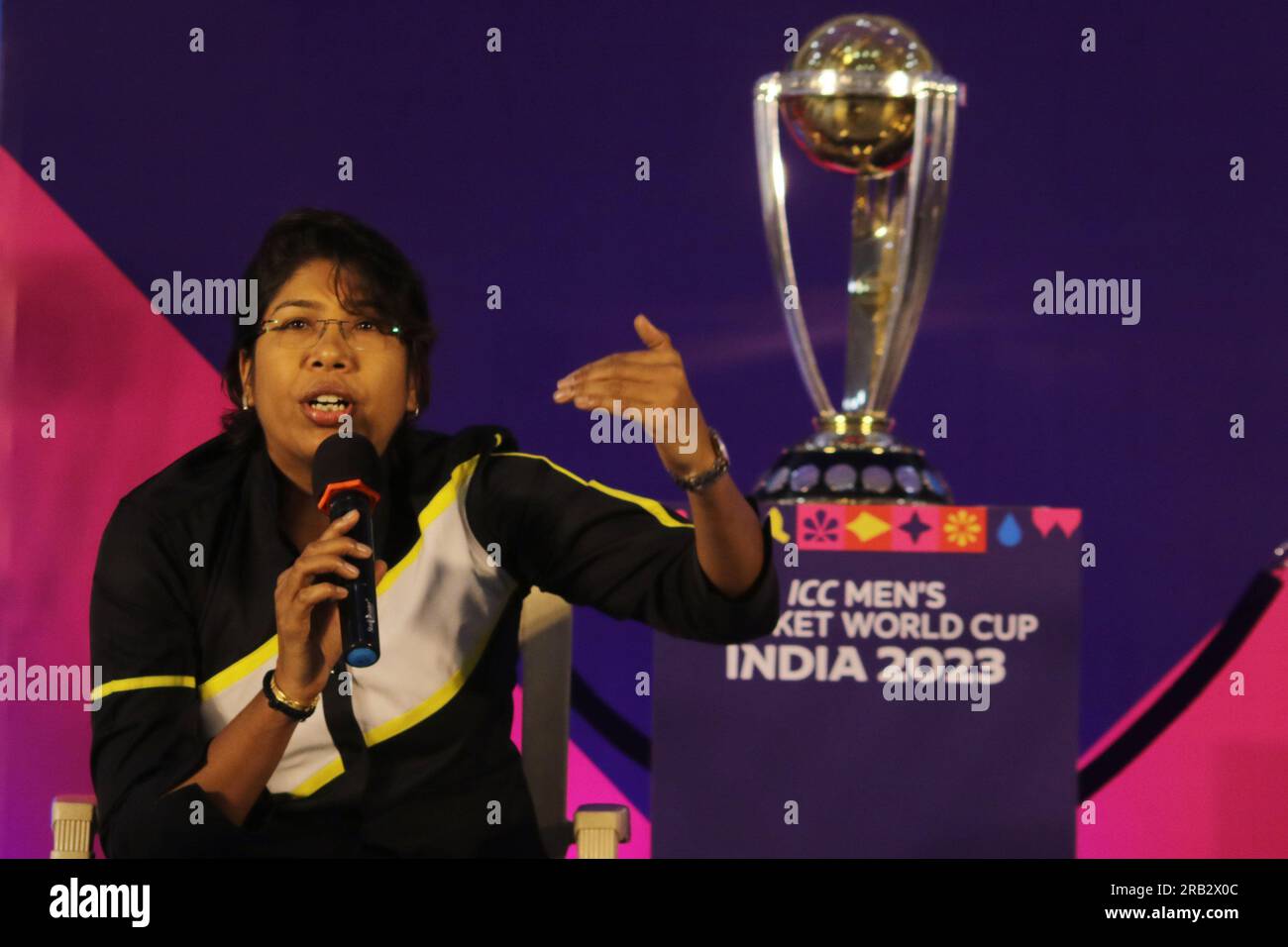 Nicht exklusiv: 06. Juli 2023, Kolkata, Indien: Ehemalige indische Cricketfrauen Jhulan Goswami spricht neben der Crickettrophäe der Weltmeisterschaft während des ICC Stockfoto