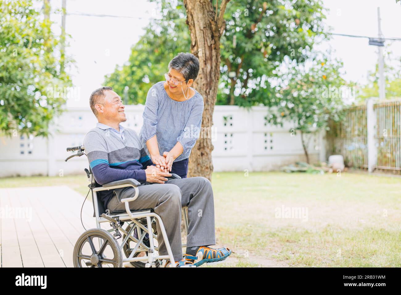 Ältere Menschen Paare Familienbetreuung lieben zusammen Mann sitzt im Rollstuhl, ältere Rentnerfrau glücklich mit Ehemann mit Behinderung Stockfoto