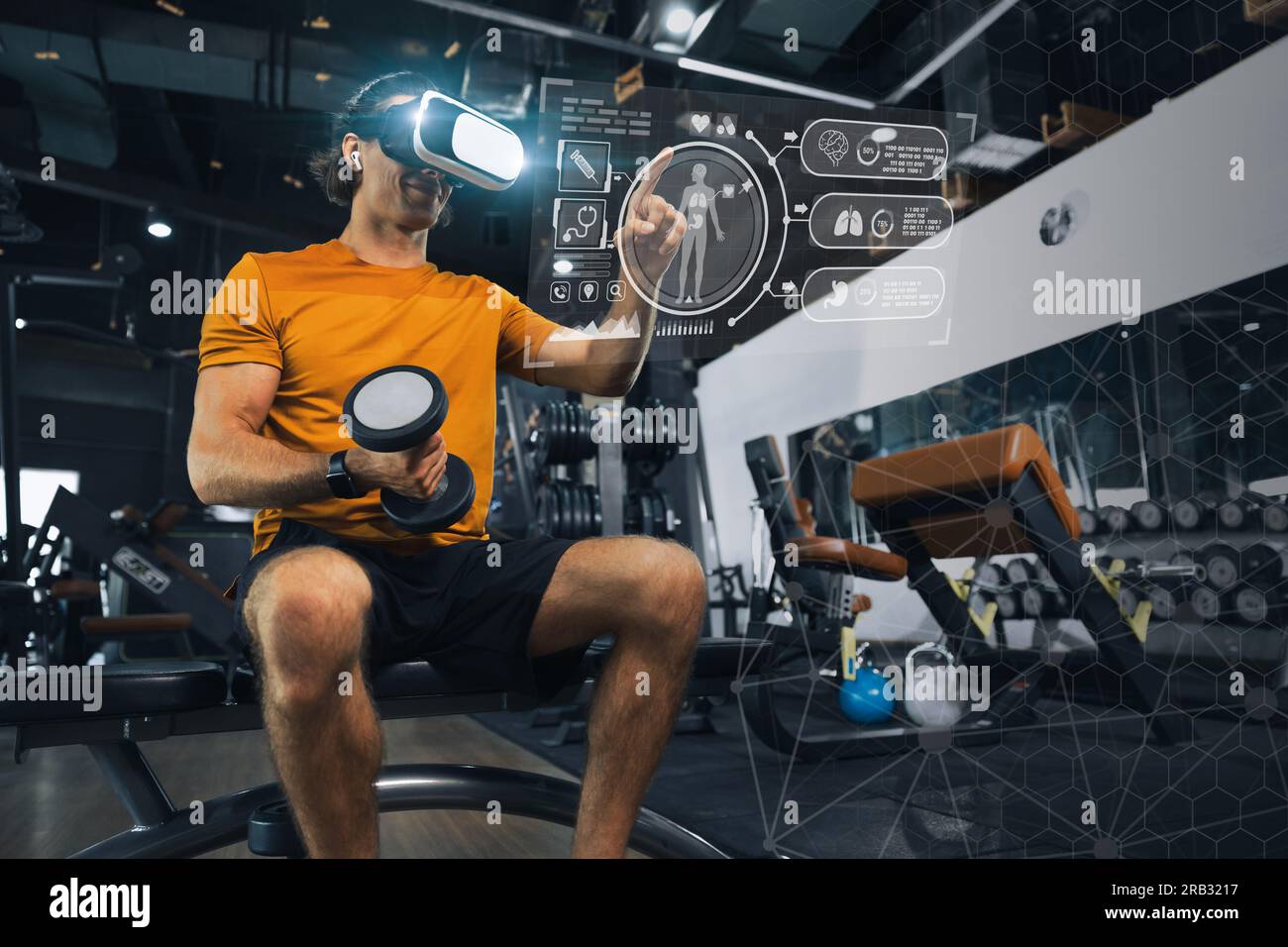 Intelligente, gesunde, technisch versierte Sportler mit fortschrittlicher Technologie zur Analyse der visuellen Körperzusammensetzung VR Hologramm Grafik Headset Gerätekonzept Stockfoto