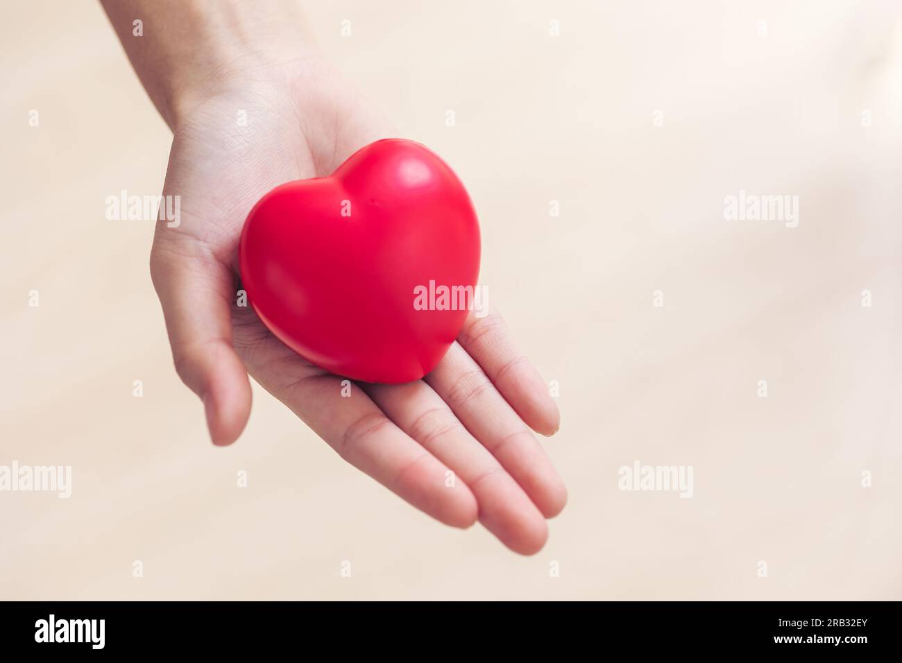 Red Heart Love Schild in Doctor Hand Gymnastik Ball mit Copy Space für World Heart Health Day, World Hypertonie Heart Infarkt Day. Stockfoto