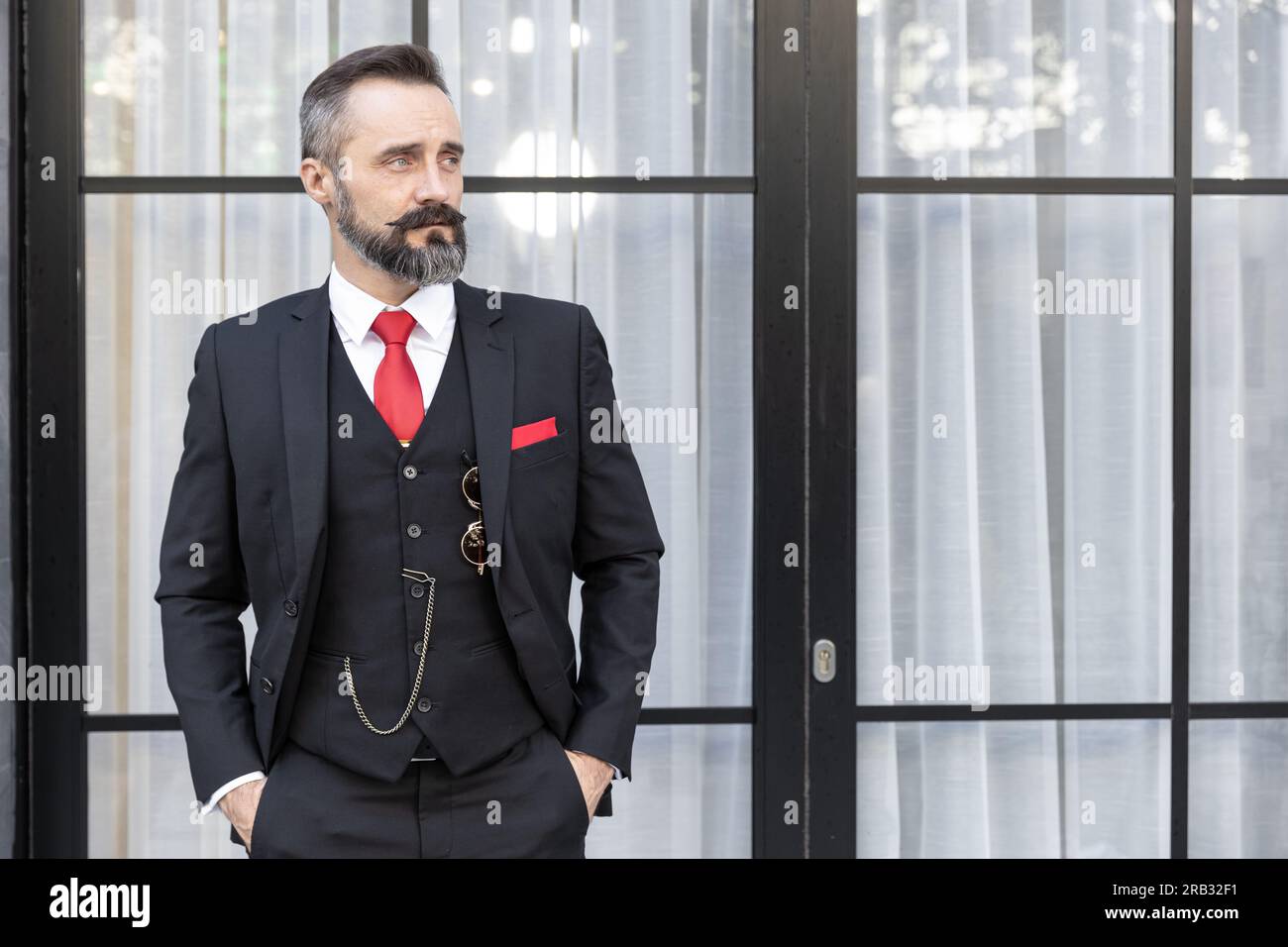 Portrait lateinamerikanischer Schnurrbart Herren Mode Mode Dressing Smoking Jacke Anzug elegant attraktives Modell. Geschäftsmann Boss Anwalt Latino steht Stockfoto