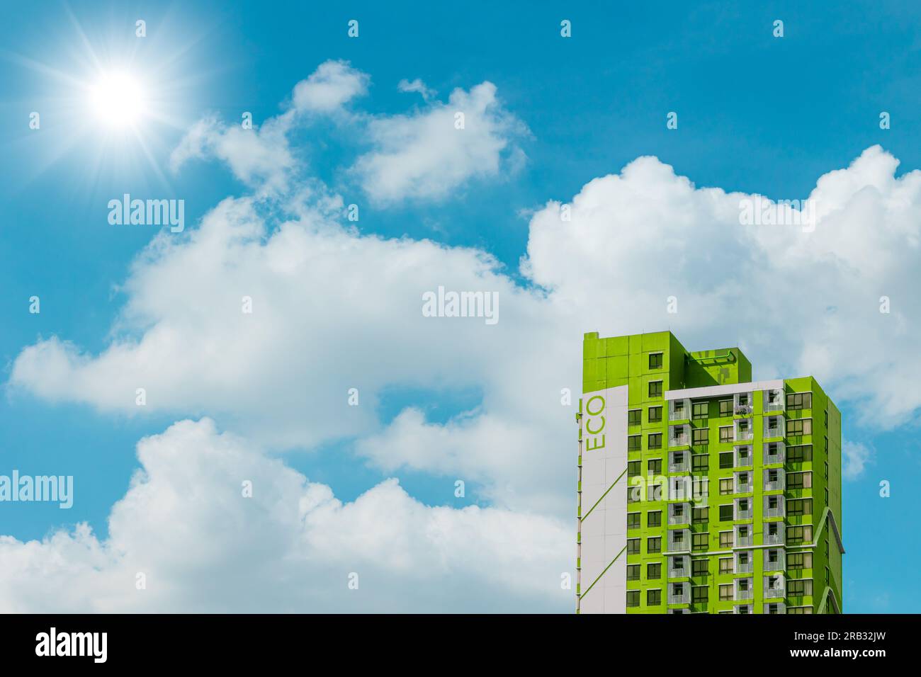 Grüner Öko Gebäude City Eigentumswohnung vor blauem Himmel sonniger Tage Hintergrund. Stockfoto