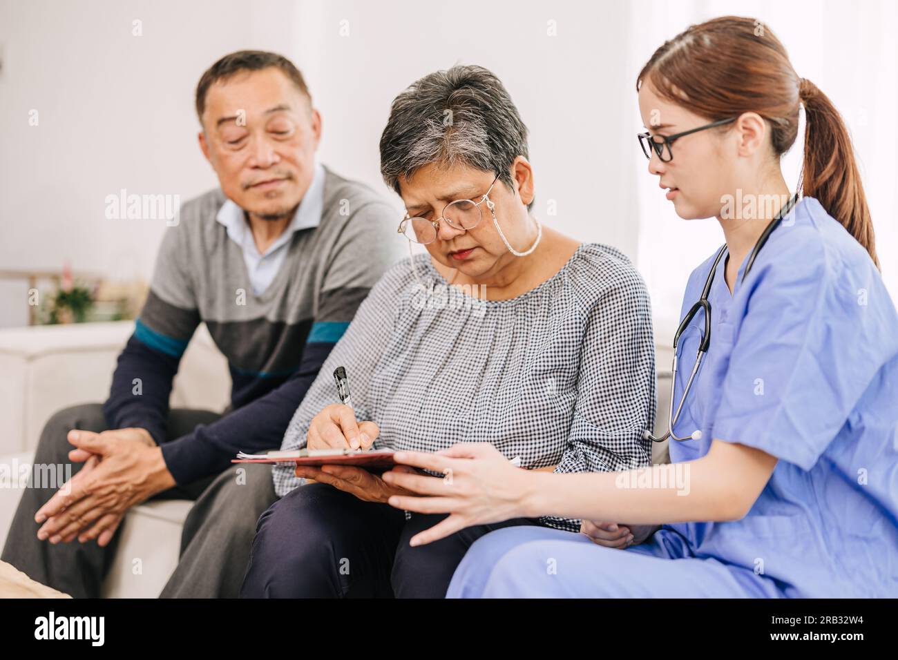 Ältere Familienmitglieder unterzeichnen Vertragszustimmungsformular mit Krankenpflegeärzten für Geld oder Spende Stockfoto