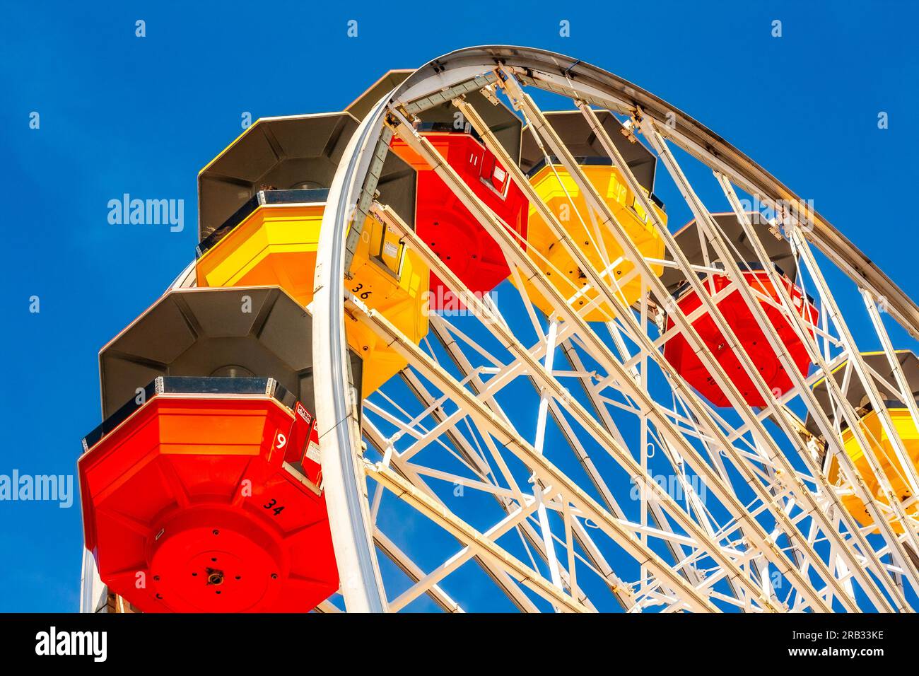 Ein rotes und gelbes Riesenrad Stockfoto