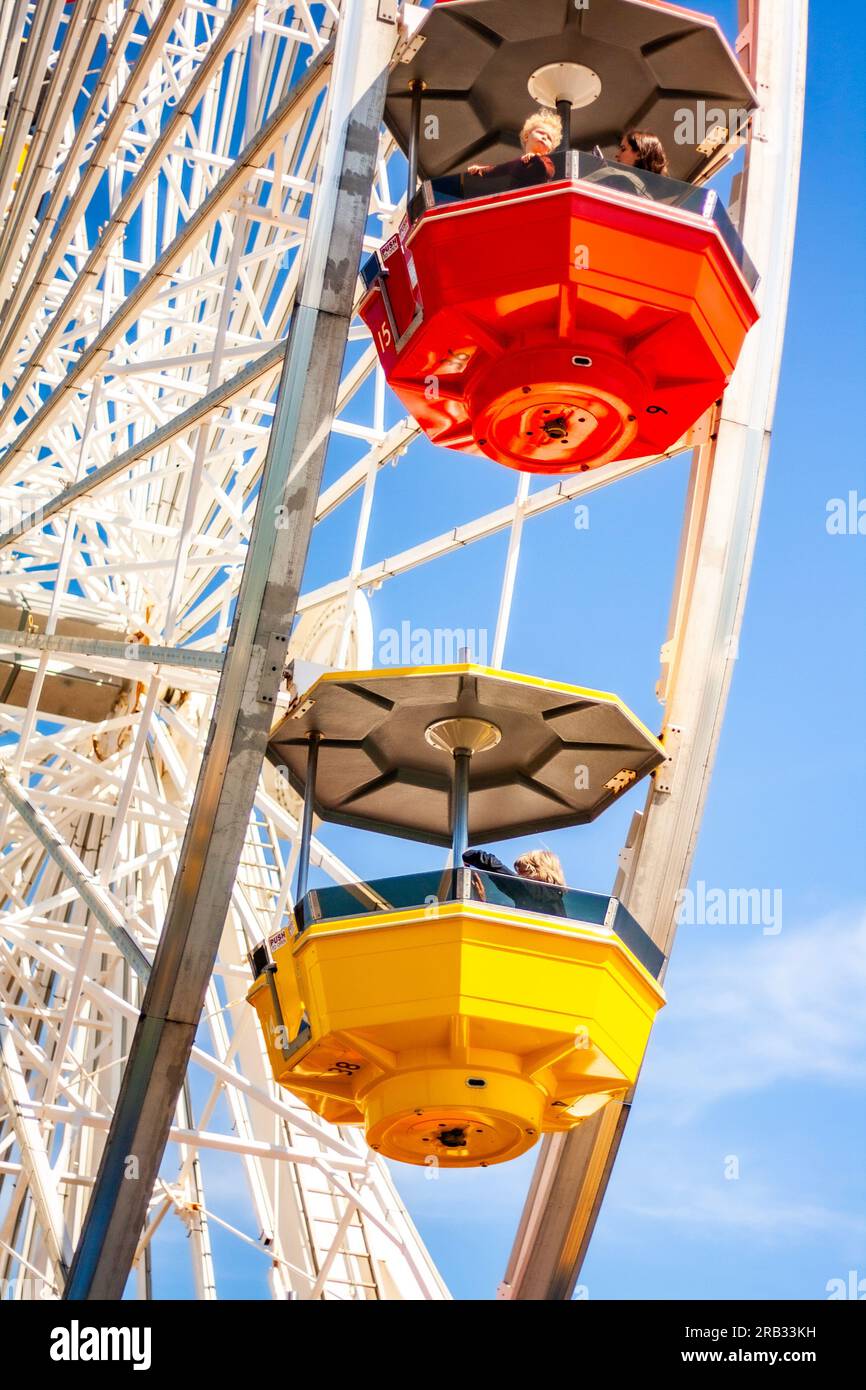 Ein rotes und gelbes Riesenrad Stockfoto