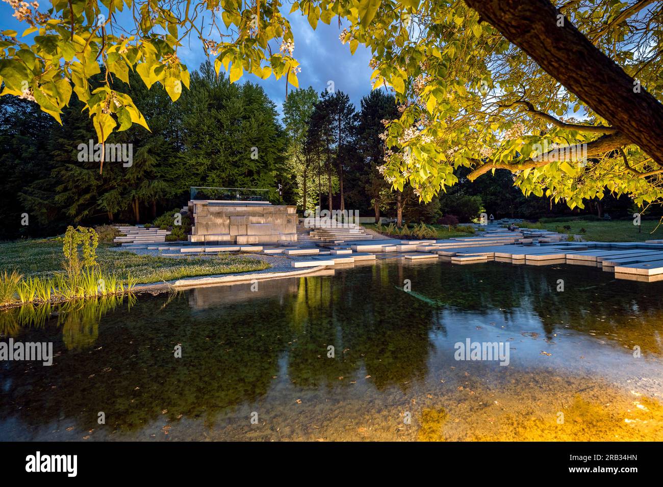Chorzow, Polen - 03. Juli 2023: Japanischer Garten im Schlesischen Park am Abend. Beleuchtete Beleuchtung der Wasserkaskade Stockfoto