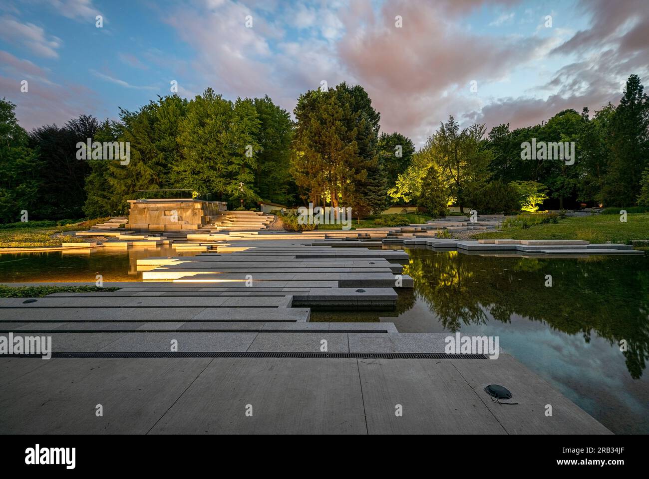 Chorzow, Polen - 03. Juli 2023: Japanischer Garten im Schlesischen Park am Abend. Beleuchtete Beleuchtung der Wasserkaskade Stockfoto