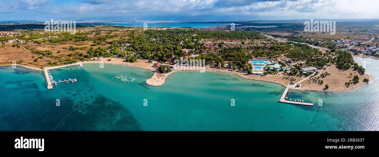 Zaton, Kroatien - Panoramablick auf das touristische Ufer des Zaton Holiday Resorts mit türkisfarbenem Meerwasser im Dorf Nin Stockfoto