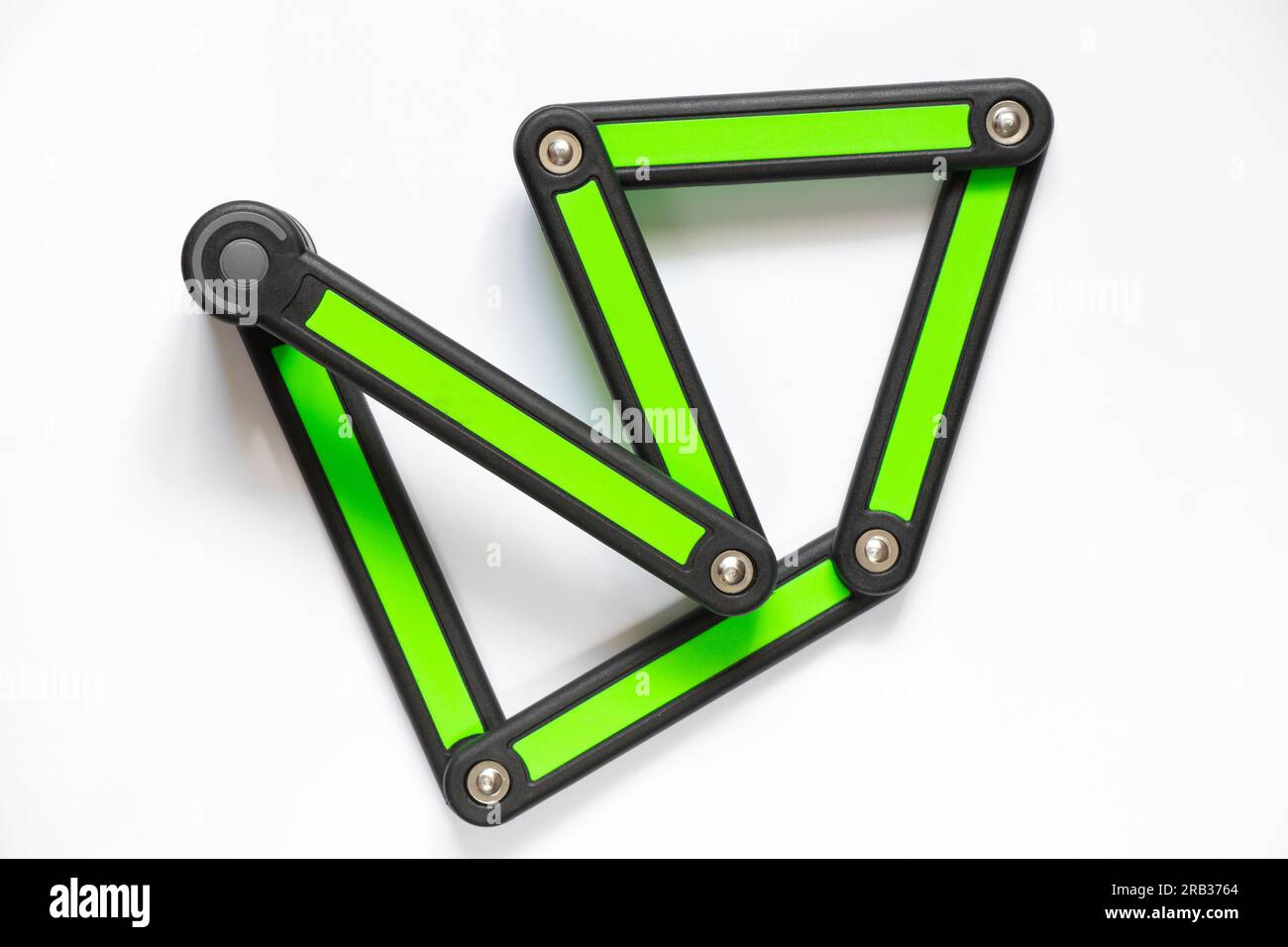 Segmentiertes Fahrradschloss mit Diebstahlsicherung auf weißer Nahaufnahme Stockfoto