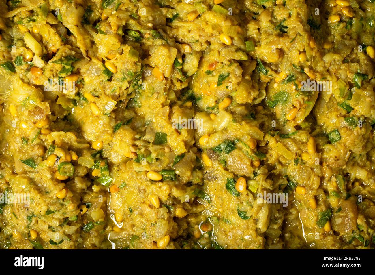 Sicilyano. Vorspeise mit Olivenöl, Curry, Pistazien und Auberginen. Gesunde Vorspeisen. Lebensmittelhintergrund Stockfoto