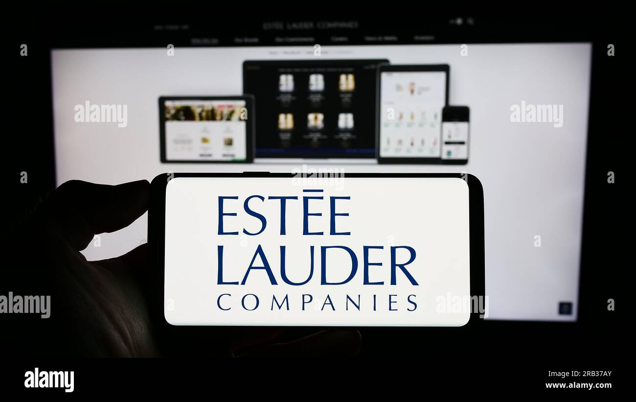 Person, die ein Smartphone mit dem Logo des US-amerikanischen Unternehmens Estee Lauder Companies Inc. Auf dem Bildschirm vor der Website hält. Konzentrieren Sie sich auf das Display des Telefons. Stockfoto