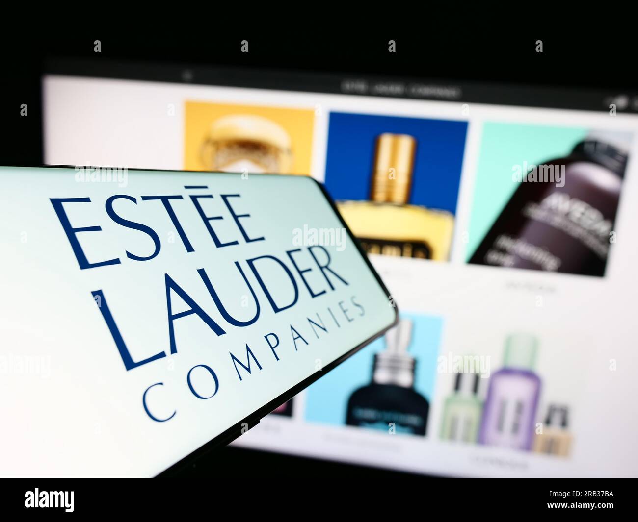 Handy mit Logo der amerikanischen Firma Estee Lauder Companies Inc. Auf dem Bildschirm vor der Website. Fokus auf die Mitte links des Telefondisplays. Stockfoto