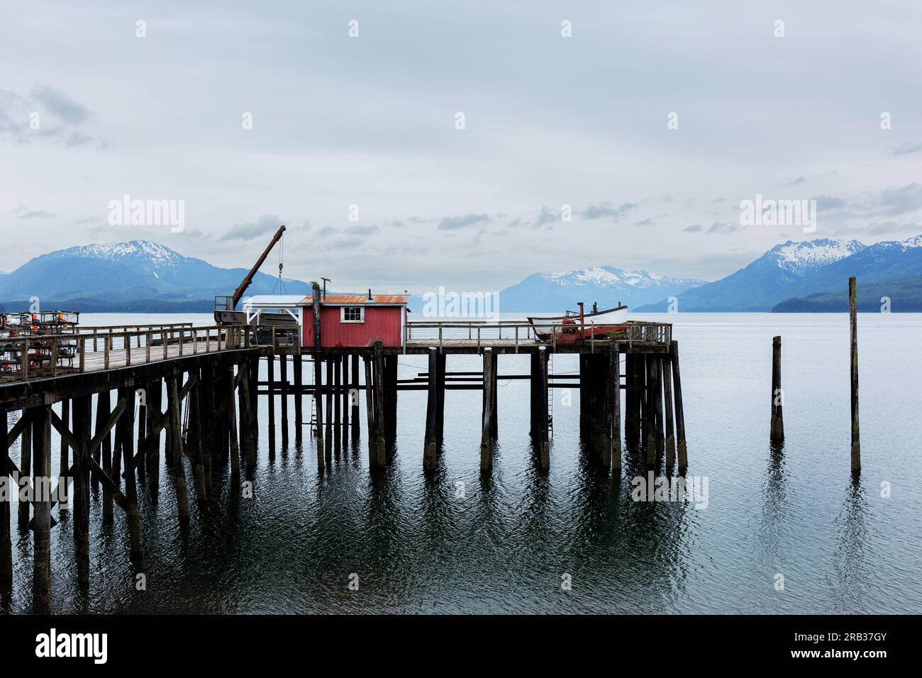 Ein Angelpier in Icy Strait Point, einem beliebten Kreuzfahrthafen in Alaska, und verfügt über eine vollständig restaurierte Lachskonservenfabrik Stockfoto